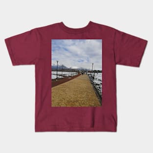 Snowy day in the park Kids T-Shirt